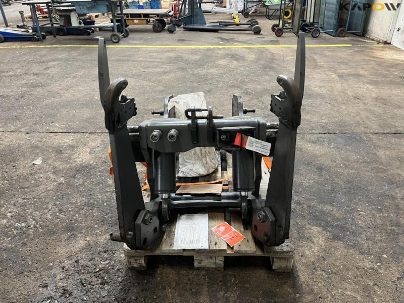 Valtra T203 front linkage 8