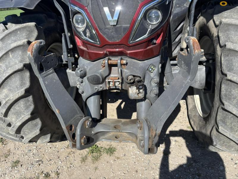 Valtra T214 Versu tractor with front lift 10