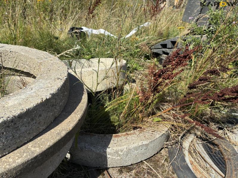 Road barrier + concrete rings 12