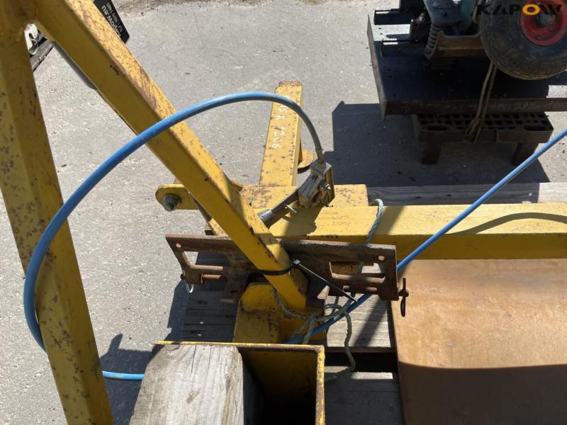 Roadside tractor bracket for plate vibrator 16