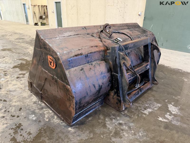 Viby Jern high tip bucket with Volvo hitch 7