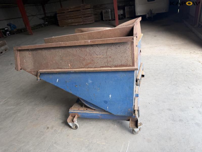 Tilting container 8