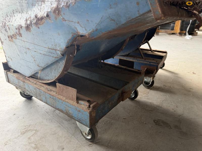 Tilting container 10