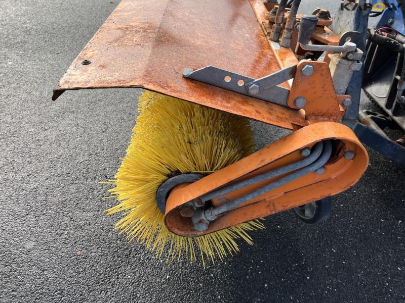 Vitra 2037 tool carrier with sweeper 10