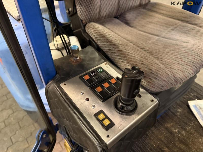 Vitra tool carrier with broom 18