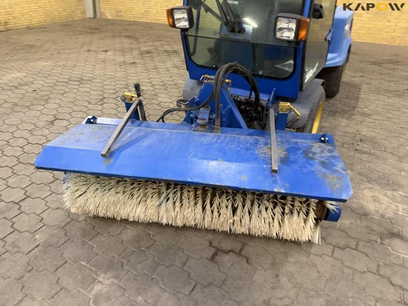 Vitra tool carrier with broom 10