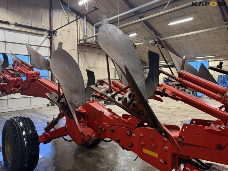 Vogel and Noot 8 furrow reversible plough 25