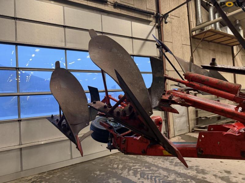 Vogel and Noot 8 furrow reversible plough 29