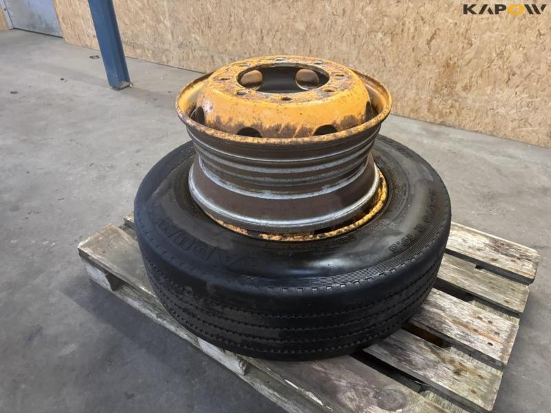 Wagon wheel 265/70-19.5 1