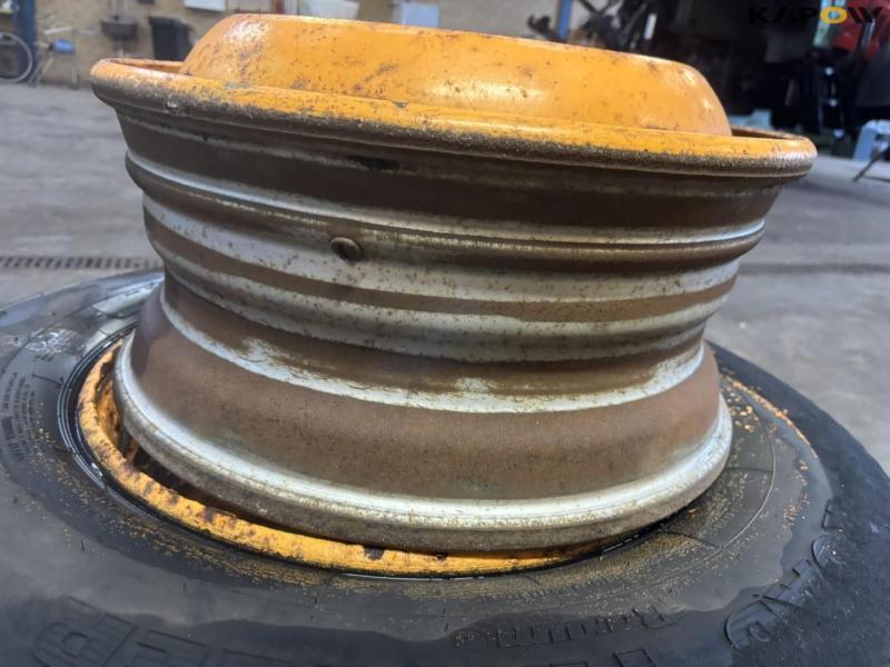 Wagon wheel 265/70-19.5 9