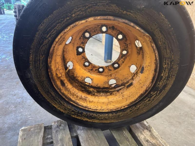 Wagon wheel 265/70-19.5 16
