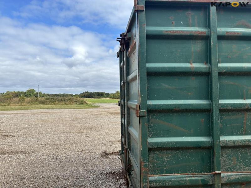 Volume container for hook and wire 16