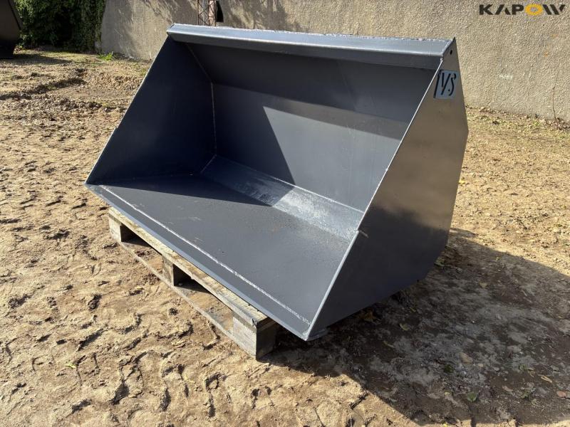 Volume bucket with Weidemann hitch 1