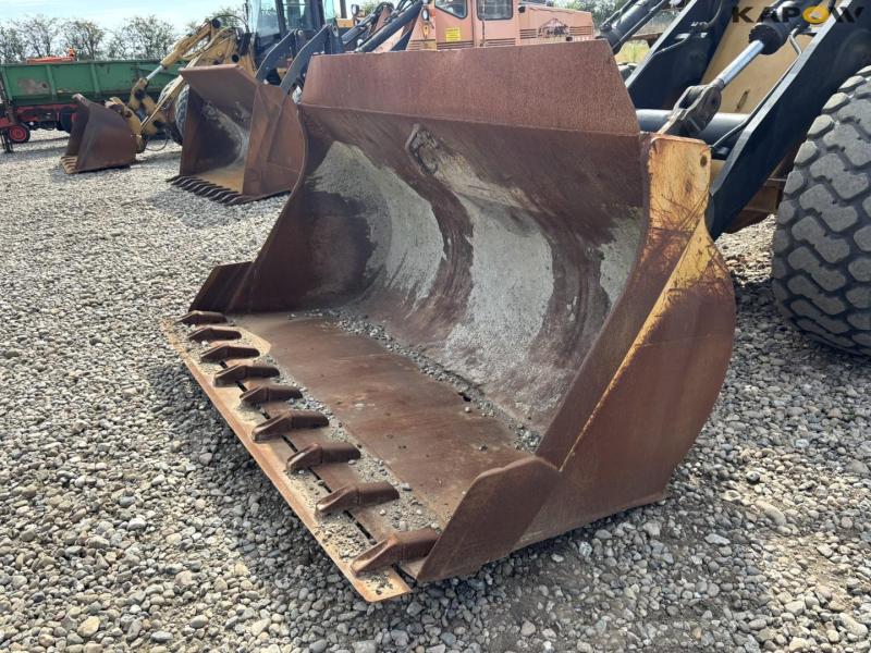 Volvo L90 wheel loader 9