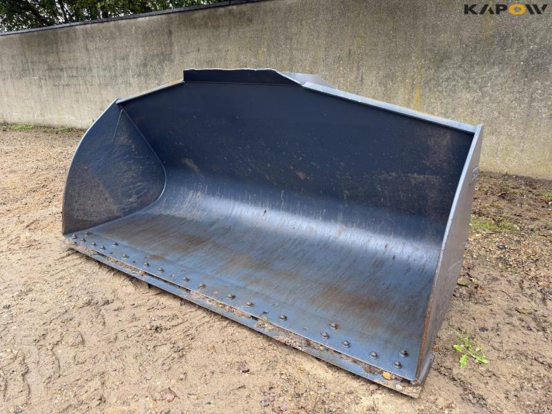 Volvo bucket with Volvo hitch 1