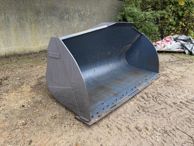Volvo bucket with Volvo hitch 3