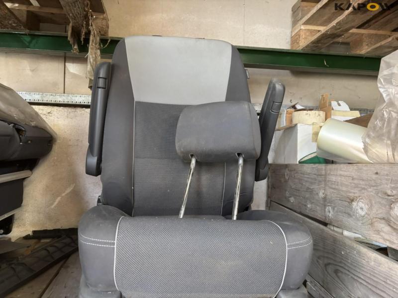 VW Caravelle seat 4