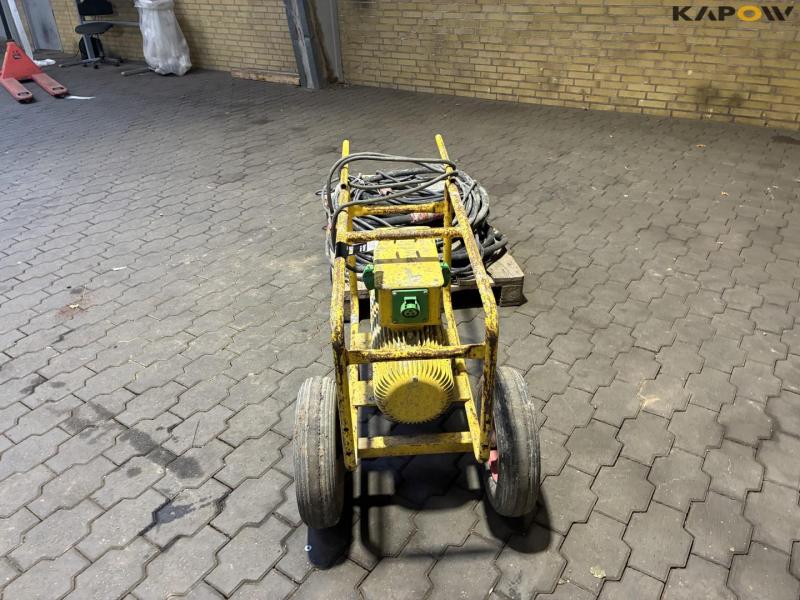Wacker FU 4/200SW motor with 2 concrete vibrators 4