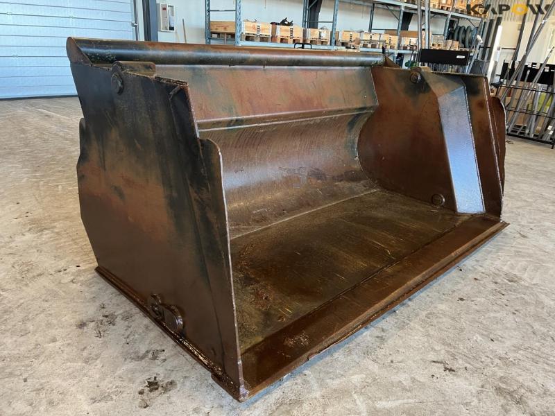 High-tip bucket with Volvo hitch 3