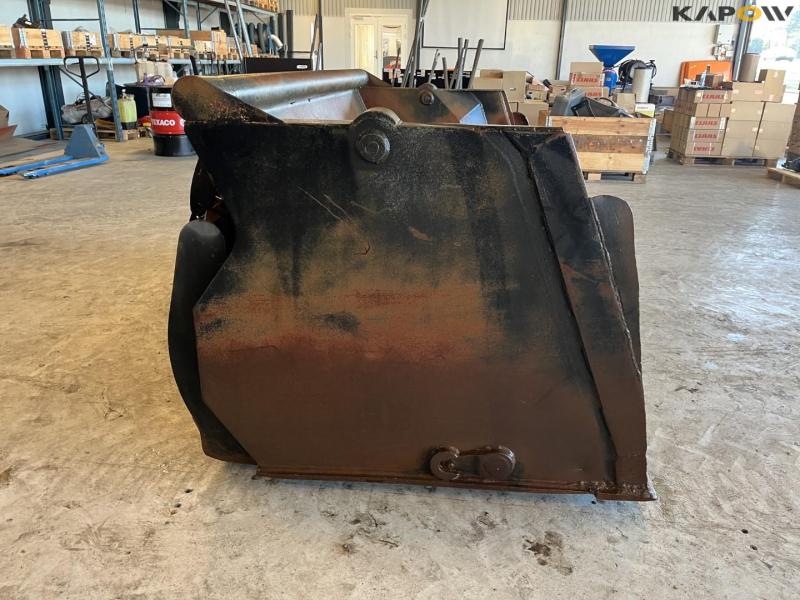 High-tip bucket with Volvo hitch 4