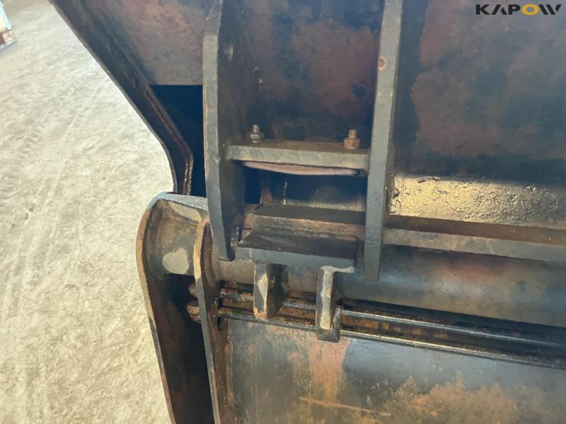 High-tip bucket with Volvo hitch 10