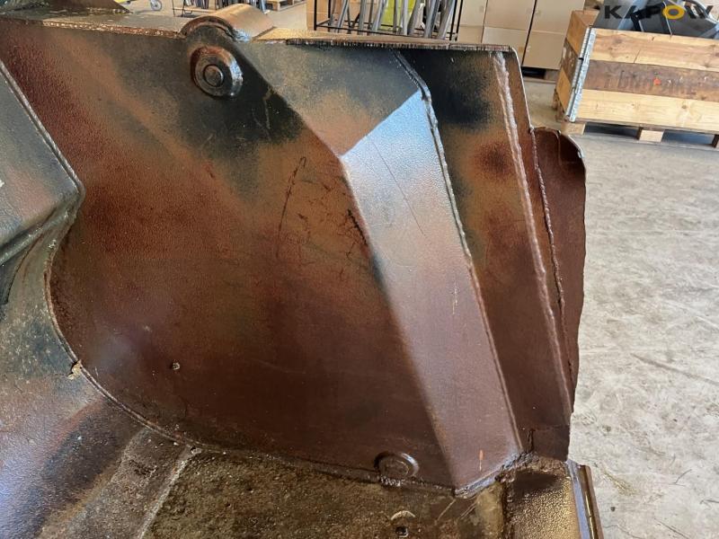 High-tip bucket with Volvo hitch 13