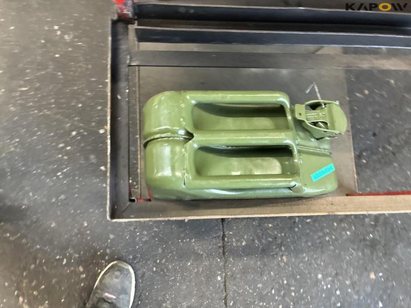 3 pieces of trolley with contents 15