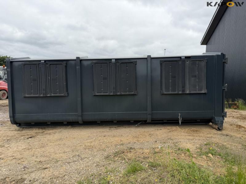 Waste container 8
