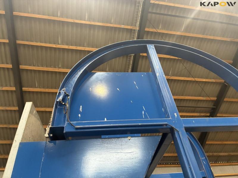 Waste shredder with box of lumber 20