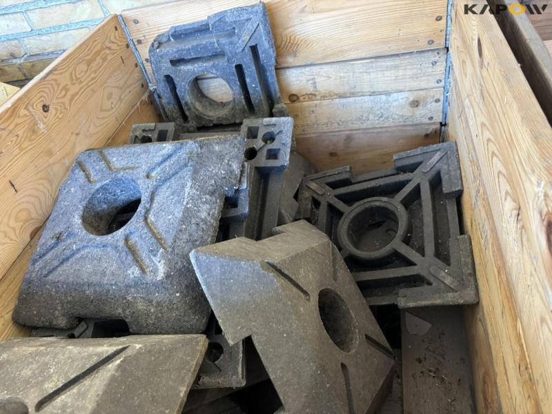 Barriers and road materials 16