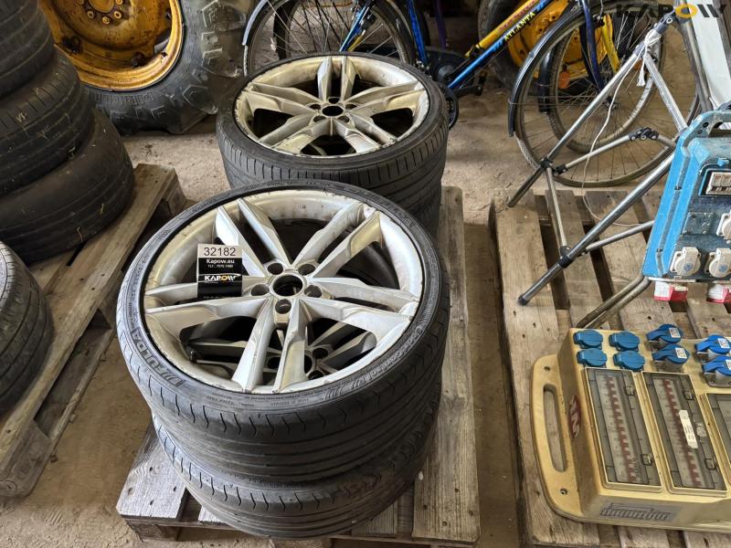 Alloy wheels with tires 235/35-19 7