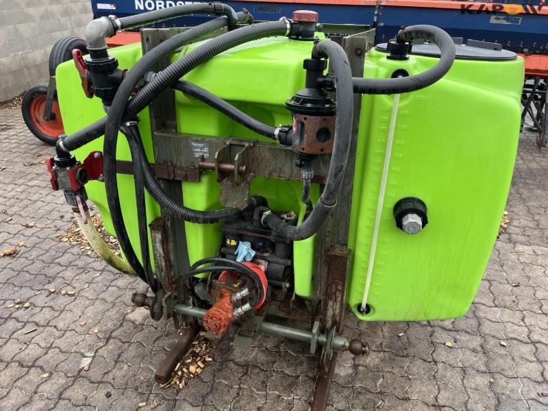 Amazone ED601K 8 row corn seeder with fertilizer front tank 40