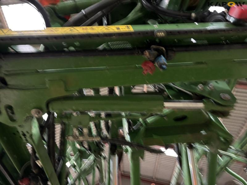 Amazone UX4200 trailer sprayer 42