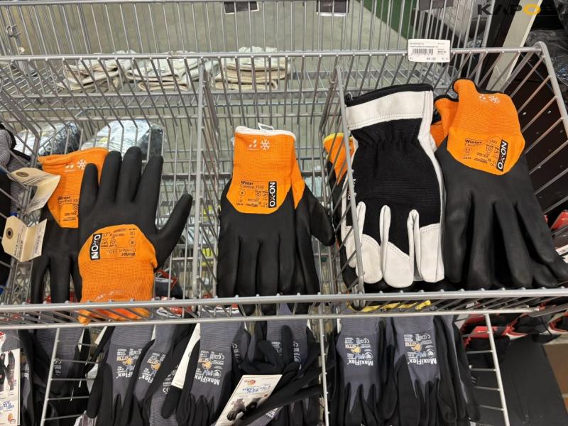 Work clothes and gloves 24
