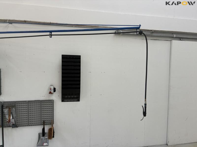 Arm with compressed air roller, cable roller, tool board 4