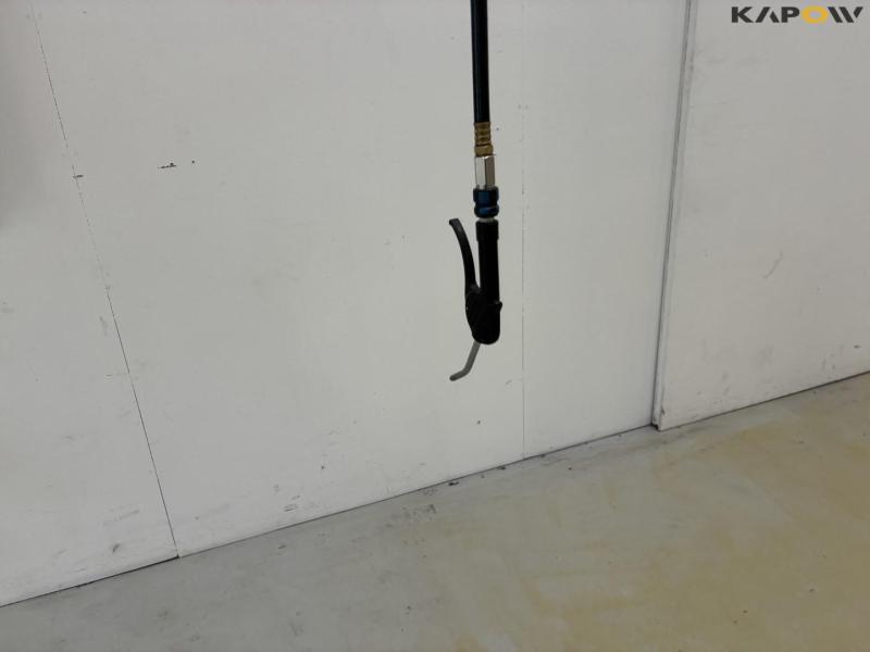 Arm with compressed air roller, cable roller, tool board 5