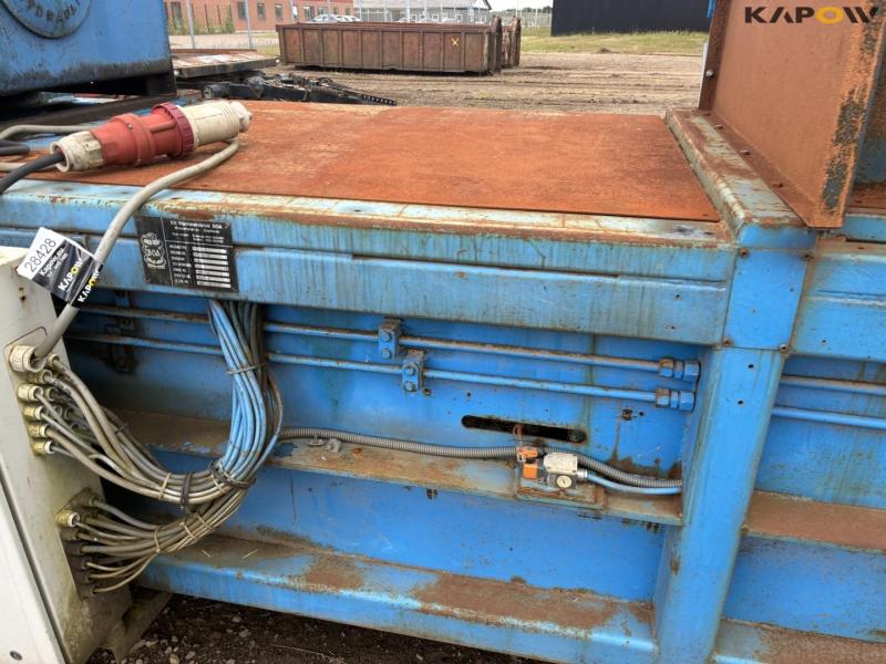 B.V. Machinefabriek BOA FD 25 LB hydraulic press and conveyor belt 16