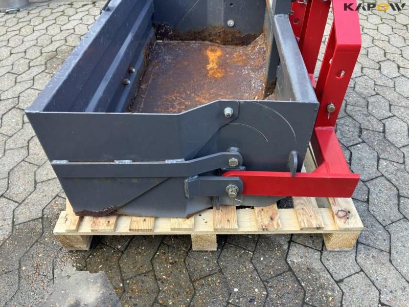 Rear bucket with tip 12