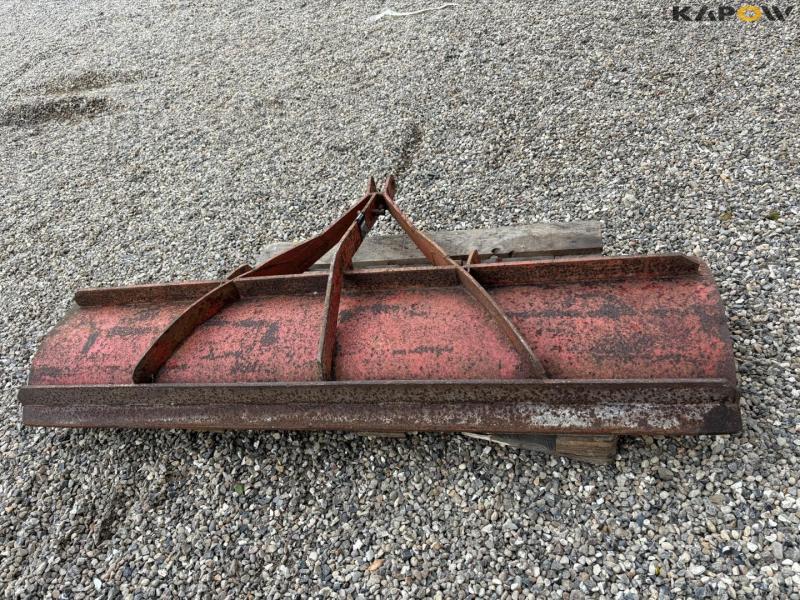 Rear bucket with 3-point hitch. 6