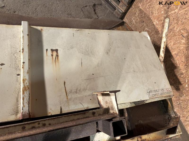 Rear flap for container 11