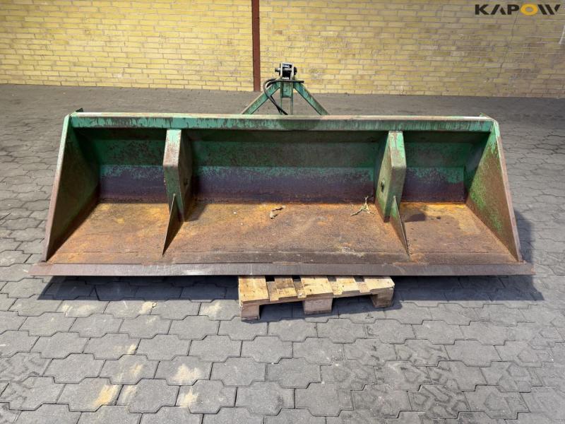 Rear tip bucket with 3 point hitch 2