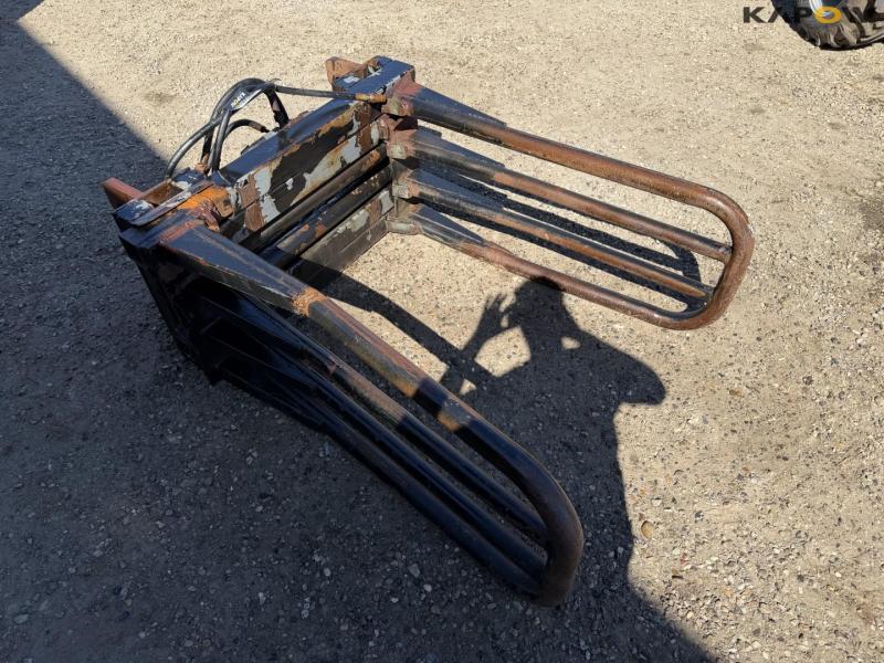Bale clamp with Hydrema hitch 3