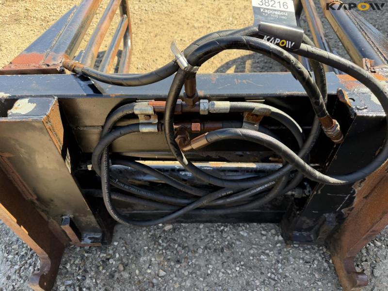 Bale clamp with Hydrema hitch 11