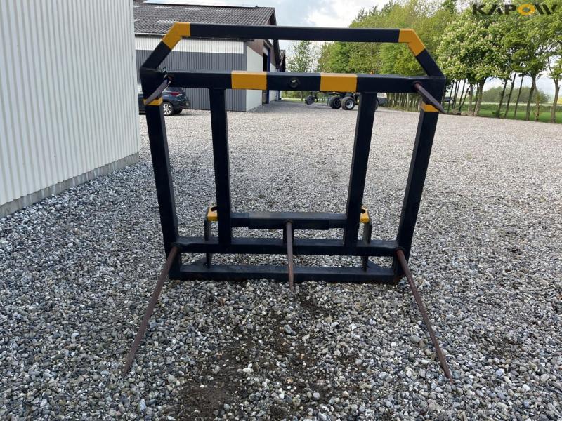 Bale spike with food bridge ts280 hitch 2