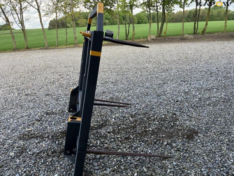 Bale spike with food bridge ts280 hitch 4