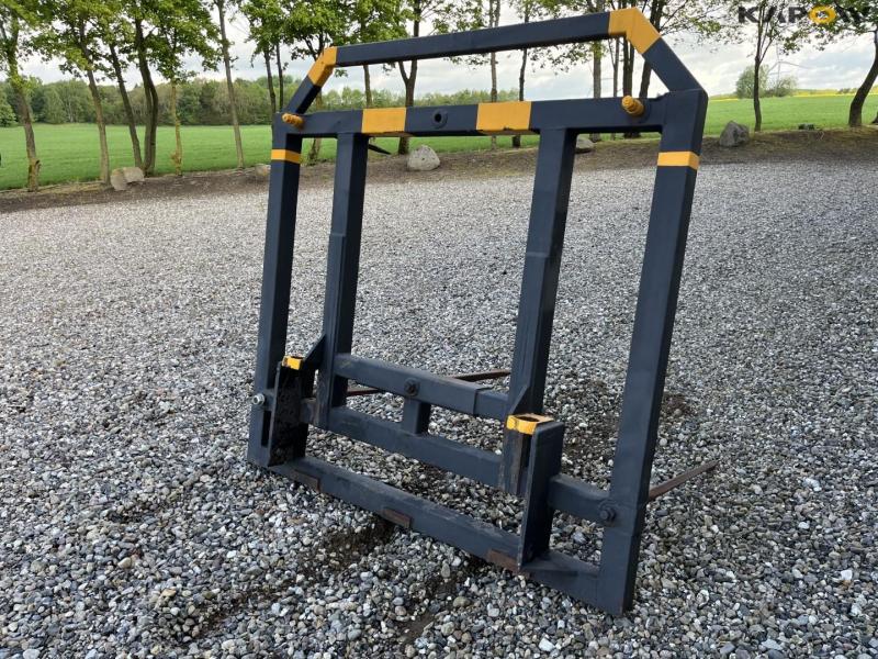 Bale spike with food bridge ts280 hitch 5