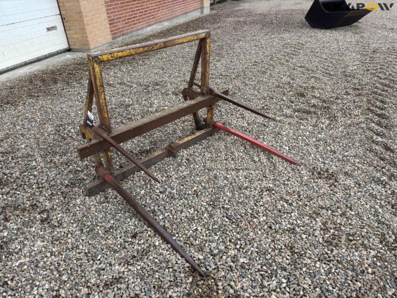 Bale spike with Atlas hitch 3