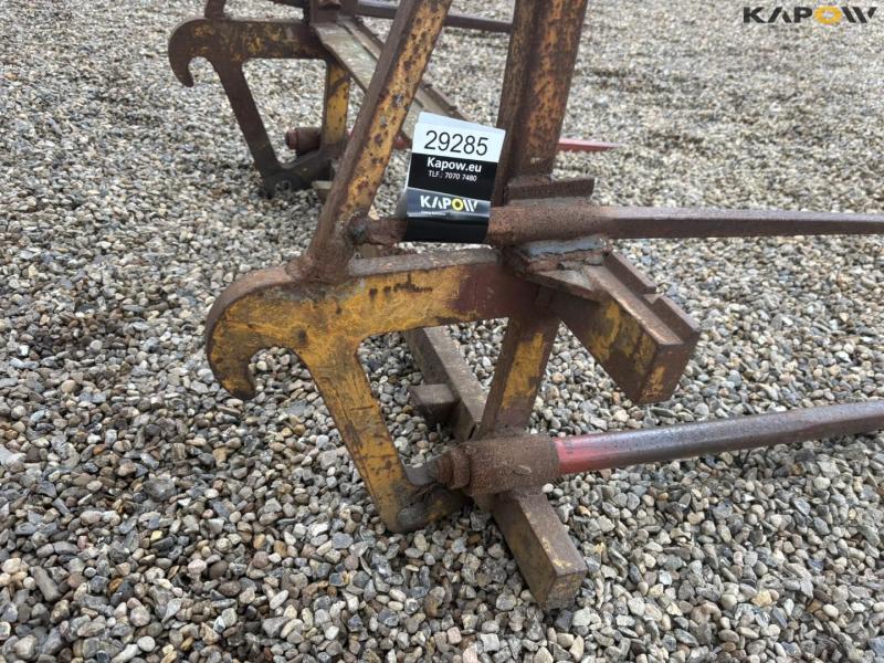 Bale spike with Atlas hitch 13