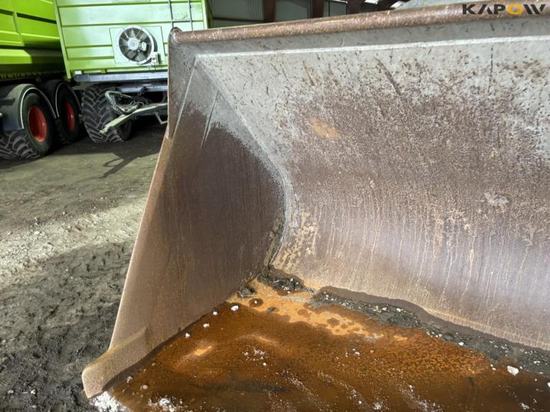 Beco bucket with Volvo hitch 11