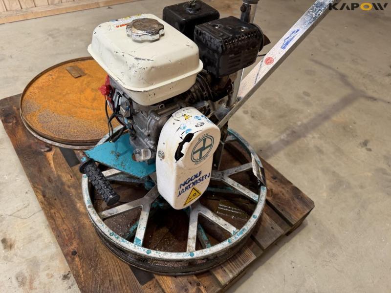 Concrete smoothing machine 16
